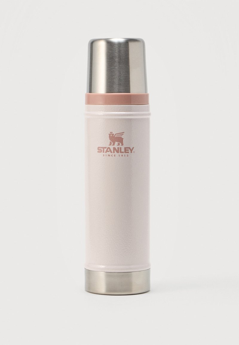 Θερμός Steel Stanley με ανοιχτό ροζ σώμα, ασημί καπάκι κούπας με σπείρωμα και λογότυπο μπροστά, που βρίσκεται πάνω σε λευκή επιφάνεια.