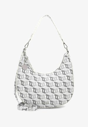 Borsa bianca con un motivo geometrico grigio, forma curvata, tracolla regolabile e hardware in argento. Presenta una tracolla staccabile e un ciondolo con logo.