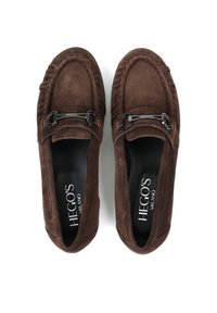 Para brązowych zamszowych mokasynów z czarnym metalowym detalem w kształcie wędzidła, czarnymi wkładkami i białym brandingiem "Hegos Milano", widoczne z góry na białym tle.