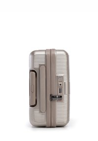 Hartschalenkoffer in metallischem Gold, mit strukturierten Rillen, Zahlenschloss, Reißverschlussverschluss und einem seitlichen Griff für einfaches Tragen.