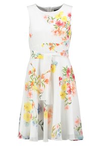 Abito senza maniche in tessuto leggero bianco con stampa floreale, caratterizzato da una vita aderente e una gonna fluida con cintura da annodare.