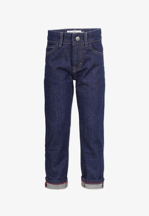 Jeans in denim blu scuro a gamba dritta con risvoltini, chiusura con bottoni, tasche frontali e posteriori e dettagli di cuciture visibili.