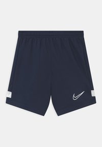 Pantalones cortos deportivos de color azul marino hechos de tela ligera, con un logo blanco de Nike en el frente y detalles reflectantes a cada lado. Cintura elástica.