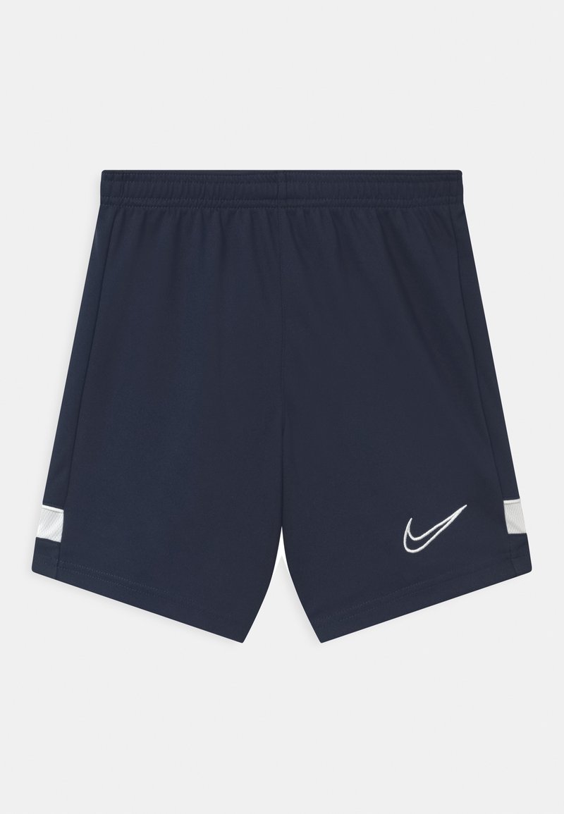 Pantalones cortos deportivos de color azul marino hechos de tela ligera, con un logo blanco de Nike en el frente y detalles reflectantes a cada lado. Cintura elástica.