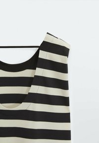 Zwart en crèmekleurig gestreept tanktop met een ronde hals. De stof heeft een gladde textuur en de strepen zijn gelijkmatig verdeeld.