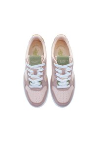 Sneakers med en ljusrosa läder- och mockauppdelning, vita snörningar, gröna accenter på tungan och en texturerad gummisula.