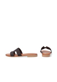 Sorte flade sandaler med to brede stropper, en tan farvet fodseng og et minimalistisk design med en gummisål.