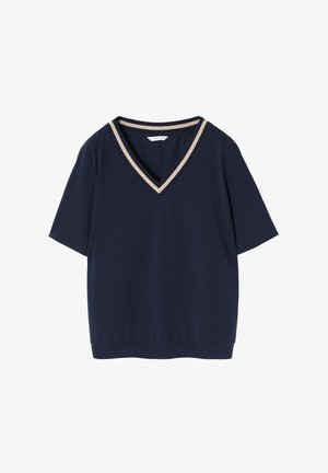 Sötétkék V nyakú póló rövid ujjakkal, kontrasztos bézs díszítéssel a nyakrészen. Puha, rugalmas anyagból készült.