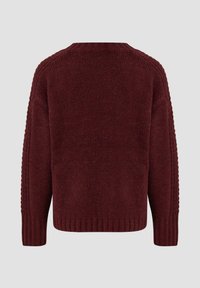 Ciemnoczerwony sweter z dzianiny z długimi rękawami, prążkowanymi mankietami i dołem, pokazany z tyłu na jednolitym jasnoszarym tle.