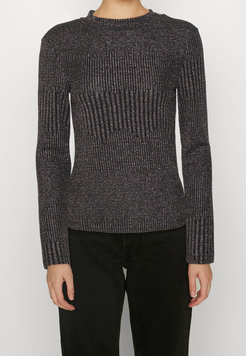 Stickad långärmad topp i mörkgrå med vertikal ribb. Har en hög halsringning och smal passform, tillverkad av mjukt, texturerat tyg.