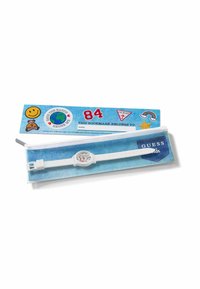 Montre-bracelet blanche pour enfants avec cadran cartoon, posée sur une pochette en tissu denim ; marque-page en denim avec des écussons et le texte « Ce marque-page appartient à : ».