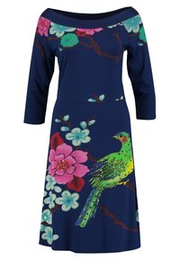 Marineblå klänning med off-shoulder-krage, trekvartsärmar, prydd med färgglada blommor och fågeltryck samt detaljer.