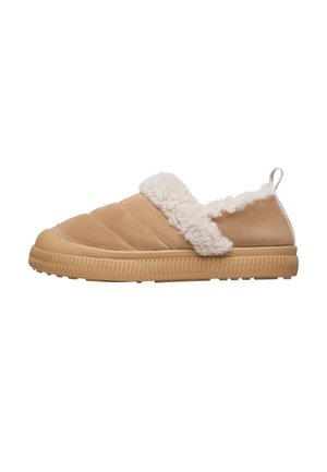 Scarpa slip-on color nocciola con tomaia in suede e colletto in soffice fleece bianco, suola in gomma testurizzata e dettaglio di cuciture diagonali.