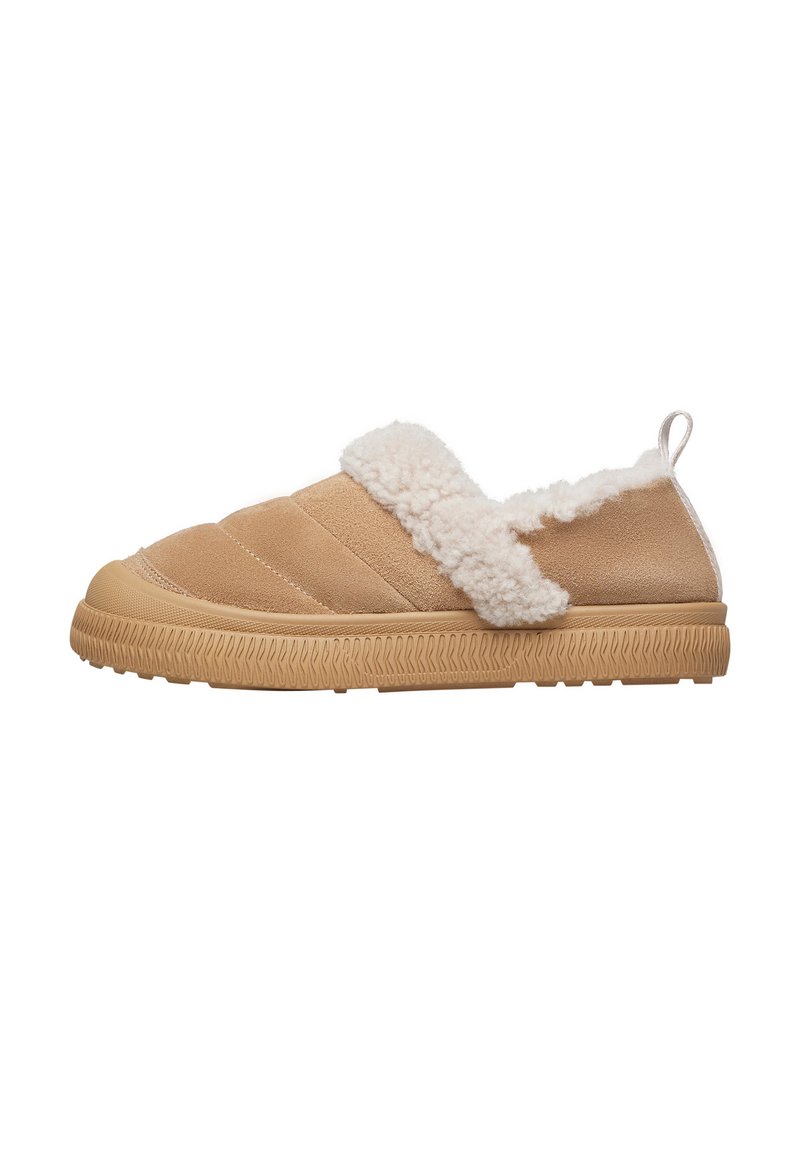 Scarpa slip-on color nocciola con tomaia in suede e colletto in soffice fleece bianco, suola in gomma testurizzata e dettaglio di cuciture diagonali.