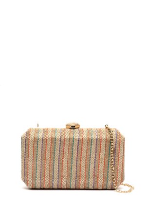 Obdĺžnikové tkané spoločenské vrecko s vertikálnymi viacfarebnými pruhmi, zodpovedajúcim zapínaním a zlatým reťazovým remienkom na bielom pozadí.