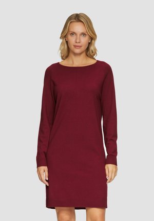 Burgundowa długa sukienka z długim rękawem, okrągłym dekoltem, żebrowymi mankietami i bocznymi rozcięciami, wykonana z miękkiej dzianiny. Prosty, dopasowany krój.