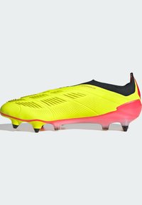 Crampons de soccer jaunes avec une tige texturée, une forme épurée, un accent rose sur la semelle et des crampons noirs pour la traction. Comprend Hybridtouch 2.0.