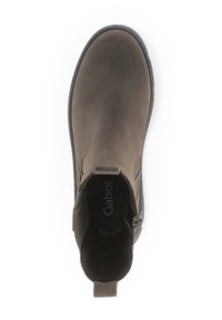 Brązowy zamszowy botek za kostkę z zaokrąglonym noskiem, bocznym zamkiem błyskawicznym i teksturowanymi czarnymi akcentami. Charakteryzuje się gładkim wykończeniem i wyściełaną wkładką.
