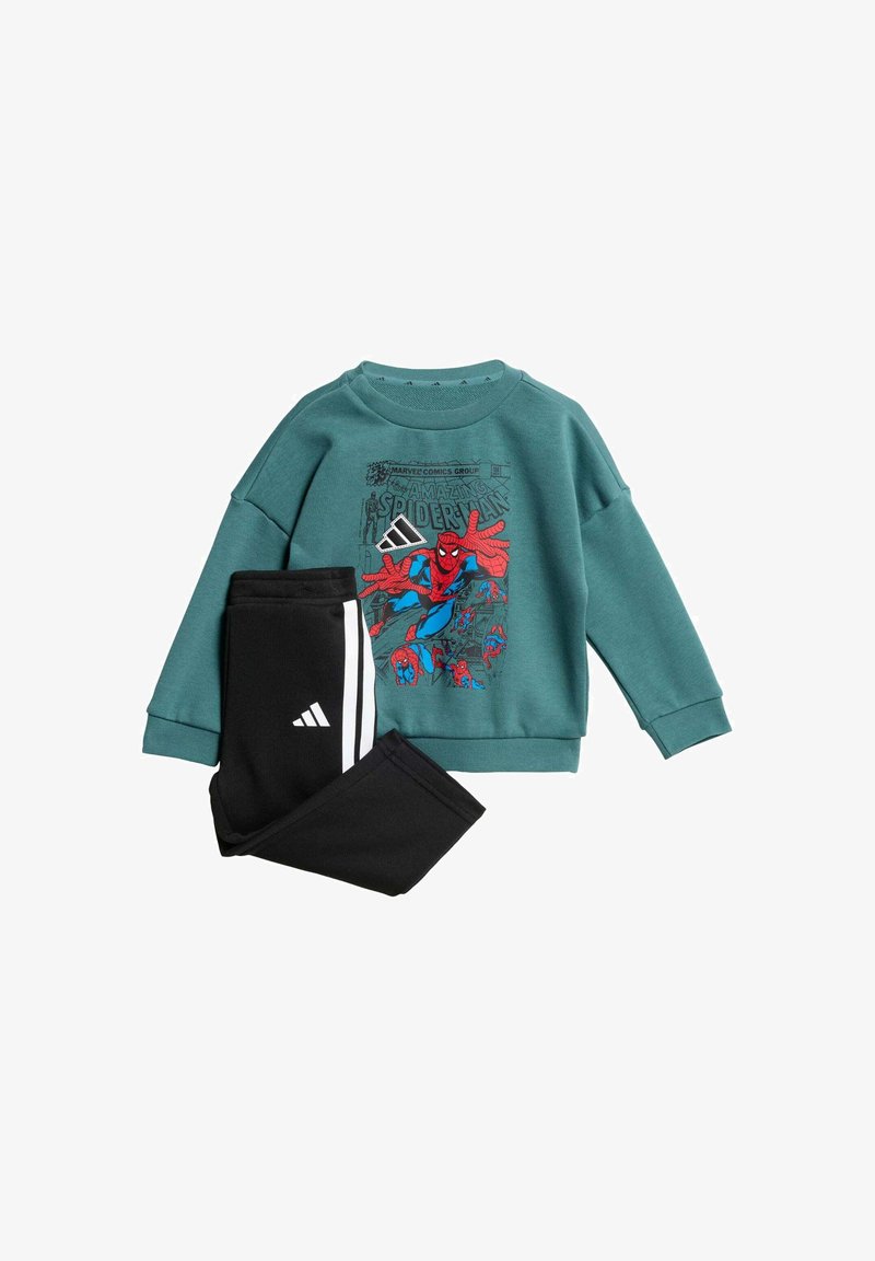 Zelená mikina s grafikou Spidermana, v kombinácii s čiernymi nohavicami s bielymi pruhmi a logom Adidas. Mäkka látka, neformálny dizajn.