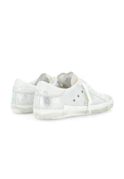Sneakers bianchi in pelle con accenti argentati, pannelli testurizzati e suola in gomma; leggermente graffiati con occhielli rotondi e lacci.