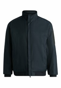 Dunkelblaue Jacke mit hohem Kragen, Reißverschluss, strukturierter Stoff, zwei Vorderaschen und einer Reißverschlusstasche am linken Ärmel.