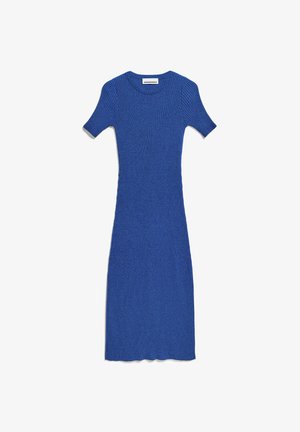 Strickkleid in Blau mit Rippenstruktur, kurzen Ärmeln, figurbetonender Silhouette und gewellten Saum. Weiche Textur mit glatter Oberfläche.