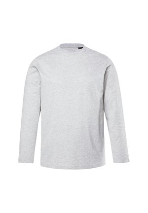 Camisa de manga larga gris hecha de una mezcla de algodón. Presenta un cuello redondo y un logo minimalista en la parte frontal. Textura suave.