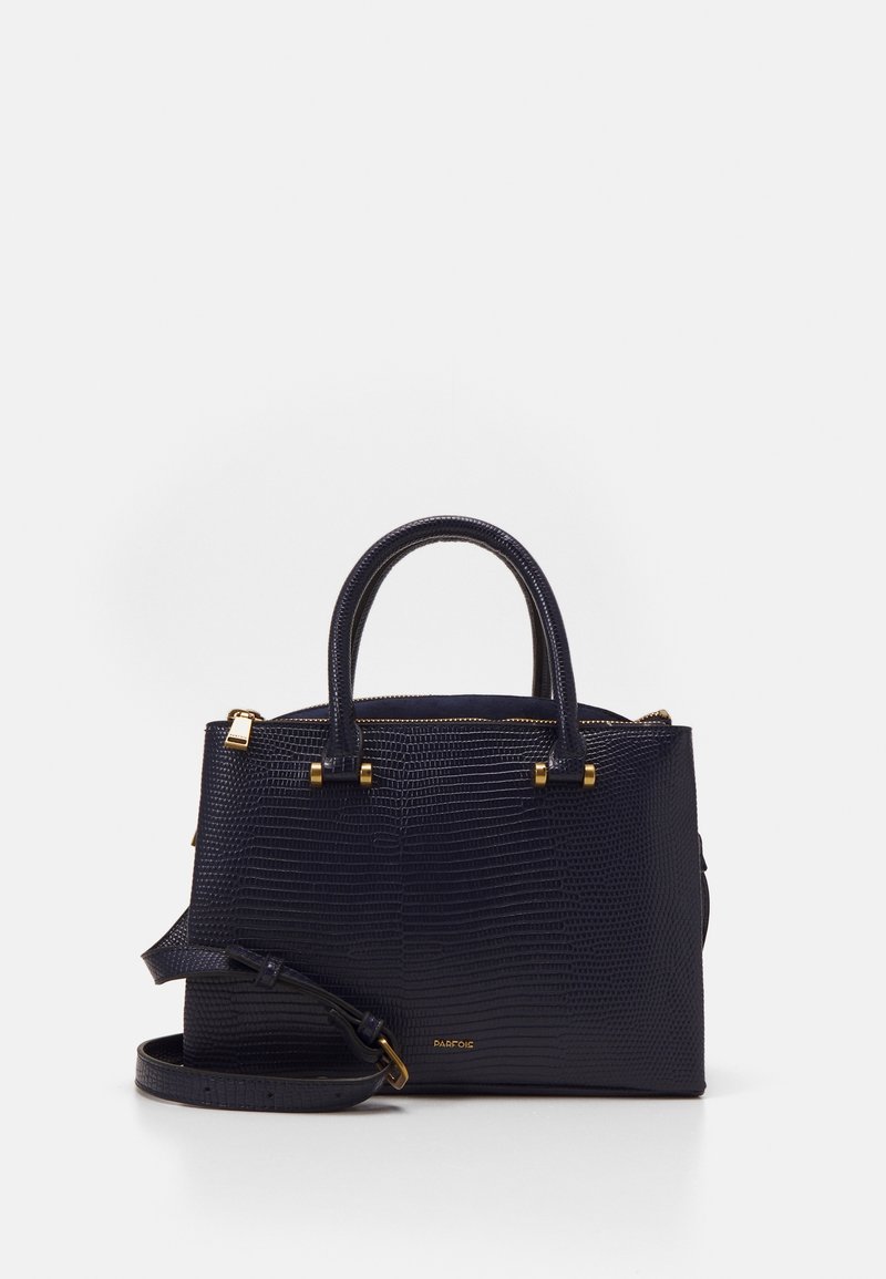 Sac à main bleu marine en matériau synthétique texturé, avec des éléments en métal doré, des poignées doubles et une bandoulière ajustable.