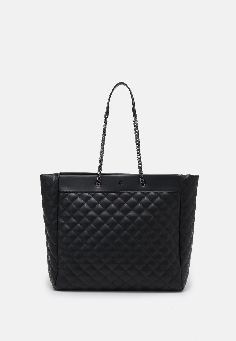 Sac cabas noir matelassé avec des anses en chaîne, présentant une silhouette structurée et des accents en cuir lisse. Design épuré sans logo apparent.