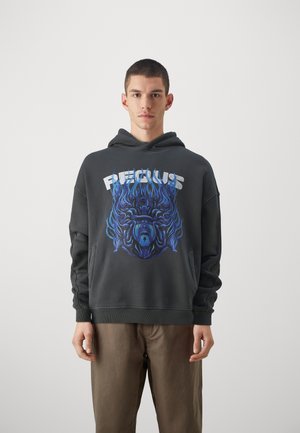 Sudadera con capucha de algodón gris oscuro que presenta un diseño gráfico con llamas azules y una cara. Los bolsillos laterales y los puños de punto completan el diseño.