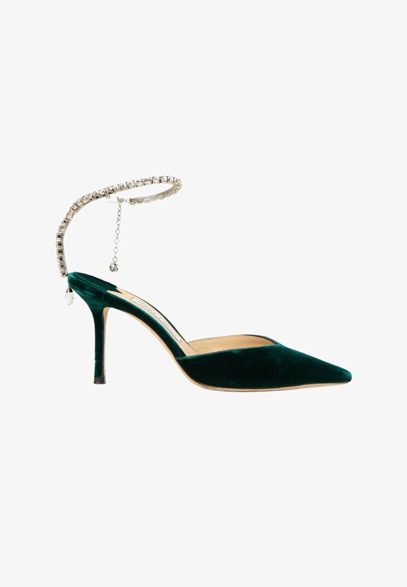 Escarpin vert en velours à bout pointu avec bride de cheville en strass et pendentif en cristal.