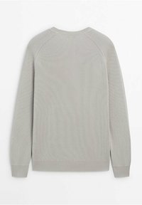 Pull long à manches longues gris clair côtelé avec un col rond, des détails de couture visibles sur les épaules, et des poignets et un ourlet côtelés.