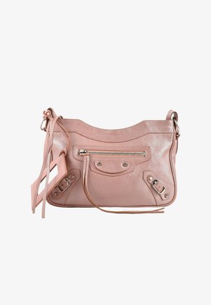 Petit sac à main en cuir rose avec poche zippée à l'avant, détails de boucles et étiquette attachée avec miroir sur une fine bandoulière.