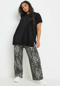 Yours Clothing SHORT SLEEVE PLISSE - Pusero - black