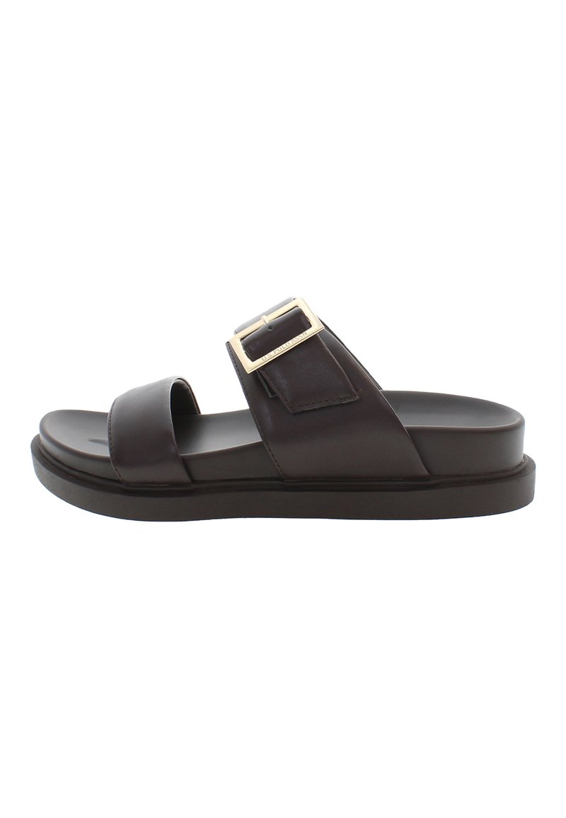 Ruske eftero sandle med bred rem og gullfarget spenneaccent. Flat såle med polstret innersåle og jevn tekstur.