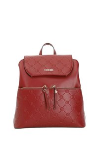 Zaino in pelle rossa con un motivo logo testurizzato, chiusura a patta, manico superiore e due tasche frontali con zip e dettagli in metallo argentato.