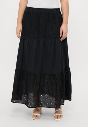 Svart maxiskjørt med lagdelt design; den øverste delen har broderte detaljer, og bunnen har et blomstermønster i broderie anglaise.