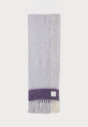 Scarf in lana con un design grigio chiaro e viola, bordato con frange e un'etichetta bianca del marchio all'estremità inferiore. Texture morbida.