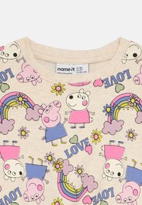 Felpa beige chiaro con personaggi dei cartoni animati colorati, fiori, arcobaleni e la parola "LOVE" in varie posizioni e colori vivaci.