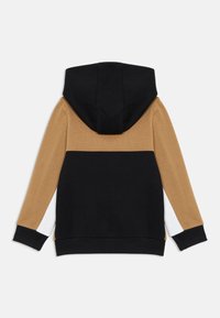 Sweatshirt com capuz e design em bloco de cores, apresentando secções em preto, camelo e branco. Feito de tecido macio com punhos e bainha canelados.