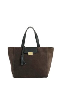 Sac fourre-tout en suède marron foncé avec des poignées en cuir noir, un rabat en cuir noir, un fermoir doré et un pompon en cuir noir suspendu à la poignée.