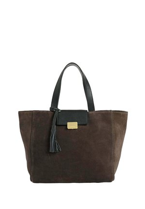 Sac fourre-tout en suède marron foncé avec des poignées en cuir noir, un rabat en cuir noir, un fermoir doré et un pompon en cuir noir suspendu à la poignée.