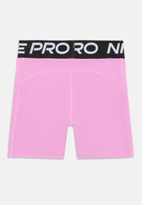 Roze sportshorts van rekbaar materiaal, met een zwarte tailleband met witte branding. Glad oppervlak, knielange pasvorm.