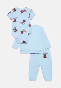 Μπλε βρεφική ενδυμασία που περιλαμβάνει κορμάκι με κοντά μανίκια και σχέδιο αρκουδάκι, καθώς και μακρυμάνικη μπλούζα με ταιριαστό παντελόνι, όλα από απαλό βαμβάκι.