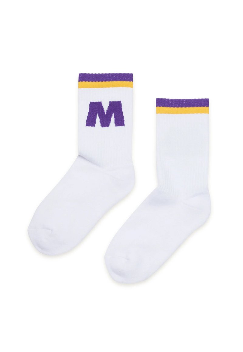 Calzini bianchi con un logo "M" viola. Caviglia a costine, accentuati da strisce gialle e viola nella parte superiore. Tessuto morbido in misto cotone.