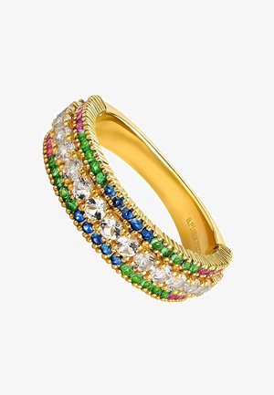 Anillo en tono dorado con una disposición multicolor de cristales en rosa, verde, azul y transparente, con un detallado intrincado a lo largo de los bordes.