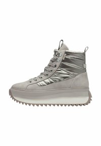 Baskets montantes grises avec semelle épaisse, panneaux latéraux matelassés et brillants, fermeture à lacets à l'avant et languettes de traction à la langue et au talon.
