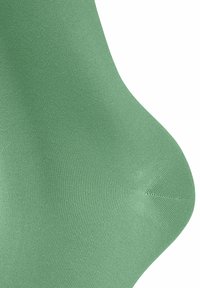 Tissu vert, lisse, présentant une texture côtelée ; met en avant un contour ajusté pour une forme ergonomique. Convient à divers styles de vêtements.
