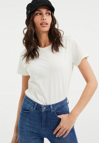 WE Fashion Basic póló - off-white