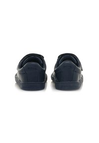 Donkerblauwe leren sneakers met een ronde neus, een gevoerde kraag en klittenbandsluiting. Glad oppervlak met subtiele branding op de hiel.